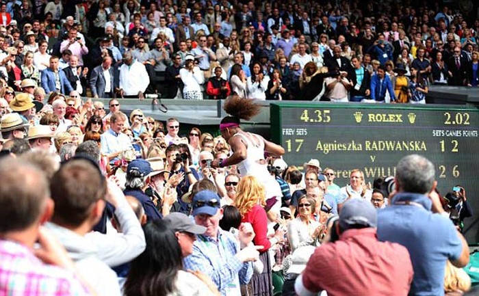 Serena Williams chạy lên khán đài để ăn mừng chức vô địch Grand Slam thứ 14 trong sự nghiệp.